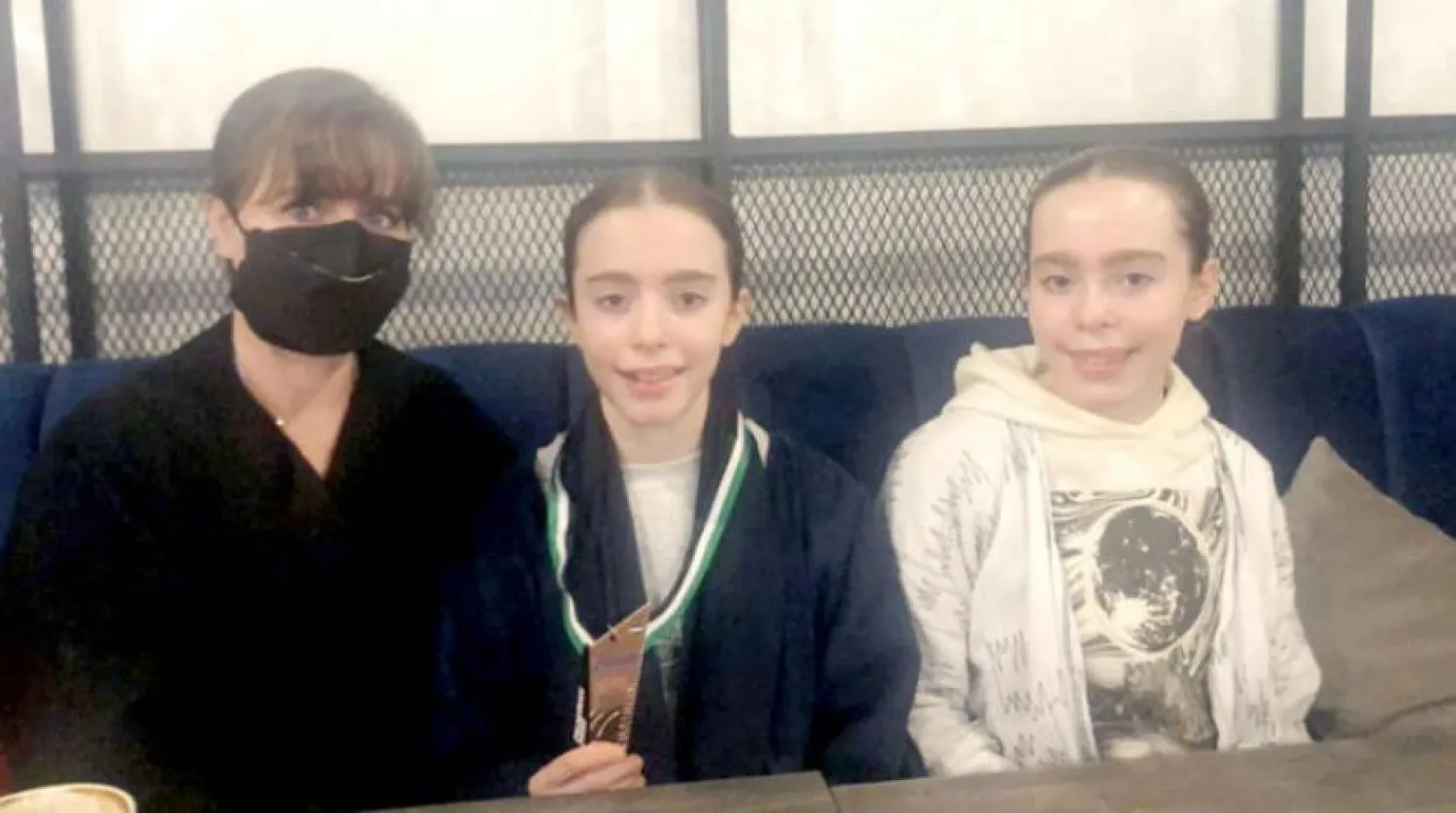 Maram Al Yahya, annesi ve kız kardeşi ile (Şarku’l Avsat)