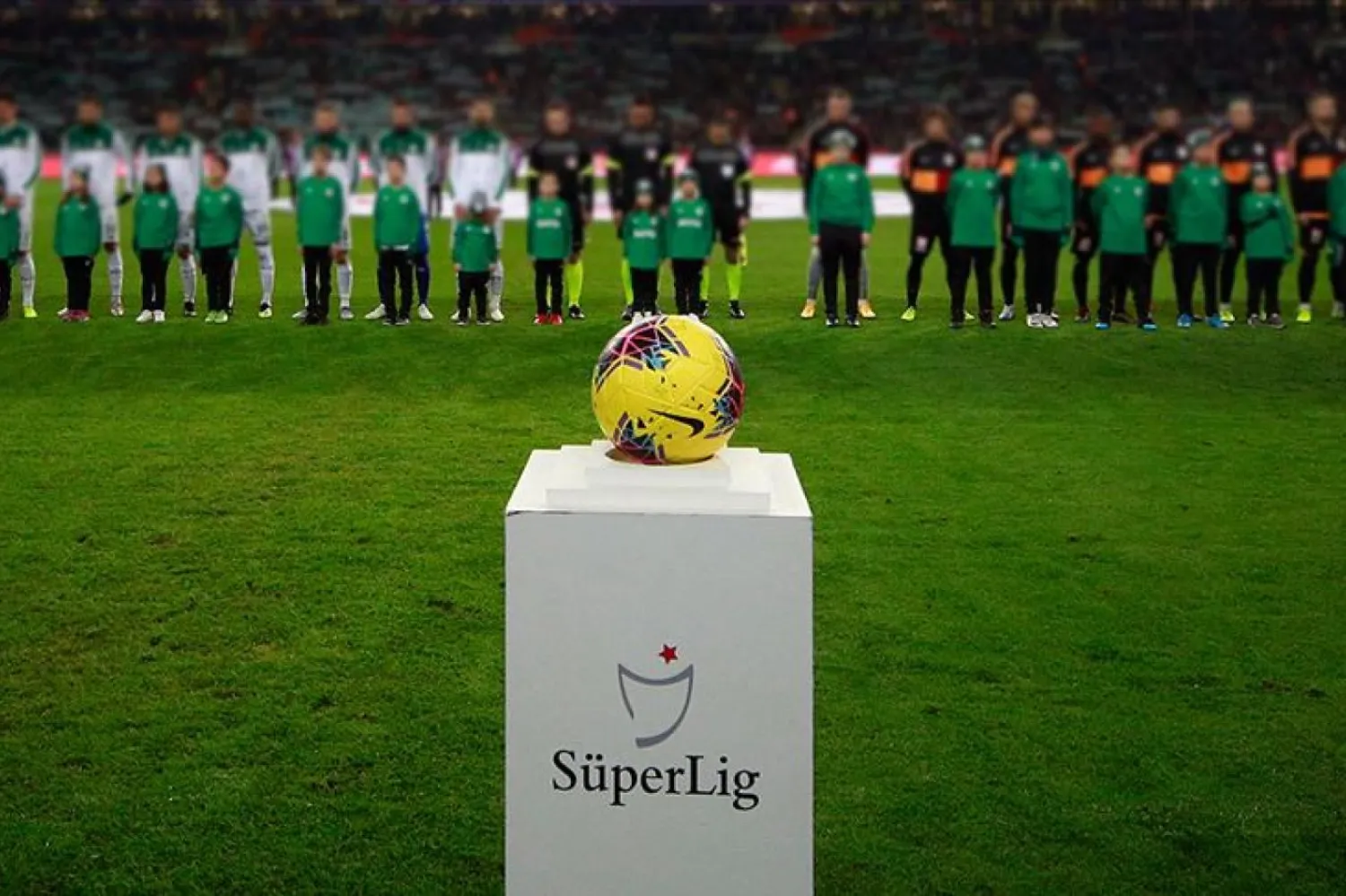 Süper Lig, 2020-21 sezonunda 30 yaş ve üzerindeki oyunculara yüzde 36 şans vererek Avrupa'nın "en yaşlı" ligi oldu / Fotoğraf: AA