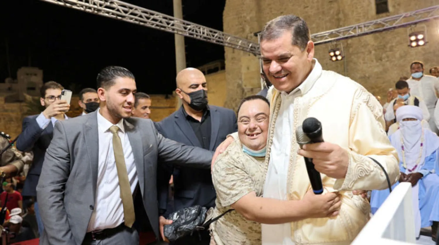 الدبيبة محاطاً بعدد من أنصاره وسط العاصمة طرابلس (رويترز)