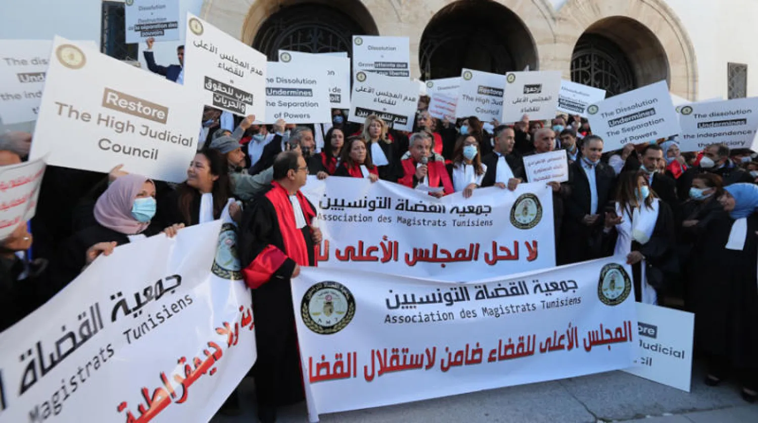 جانب من مظاهرات القضاة أمس وسط العاصمة التونسية (إ.ب.أ)