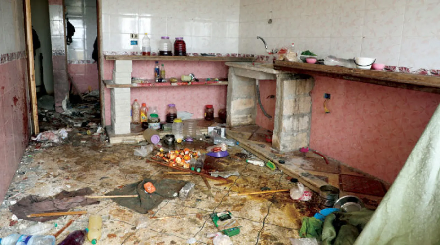 مطبخ البناء الذي كان يسكن فيه زعيم «داعش» قبل اغتياله في ريف إدلب (رويترز)