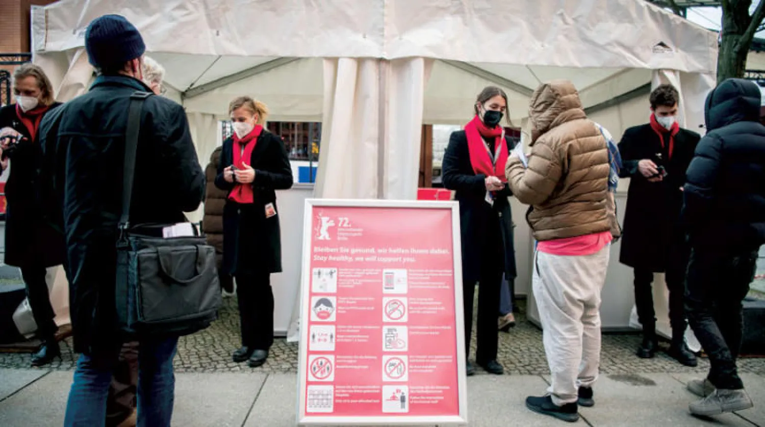 زوار مهرجان «فيلم برلين» يقدمون جوازات التلقيح عند المدخل أمس (أ.ف.ب)