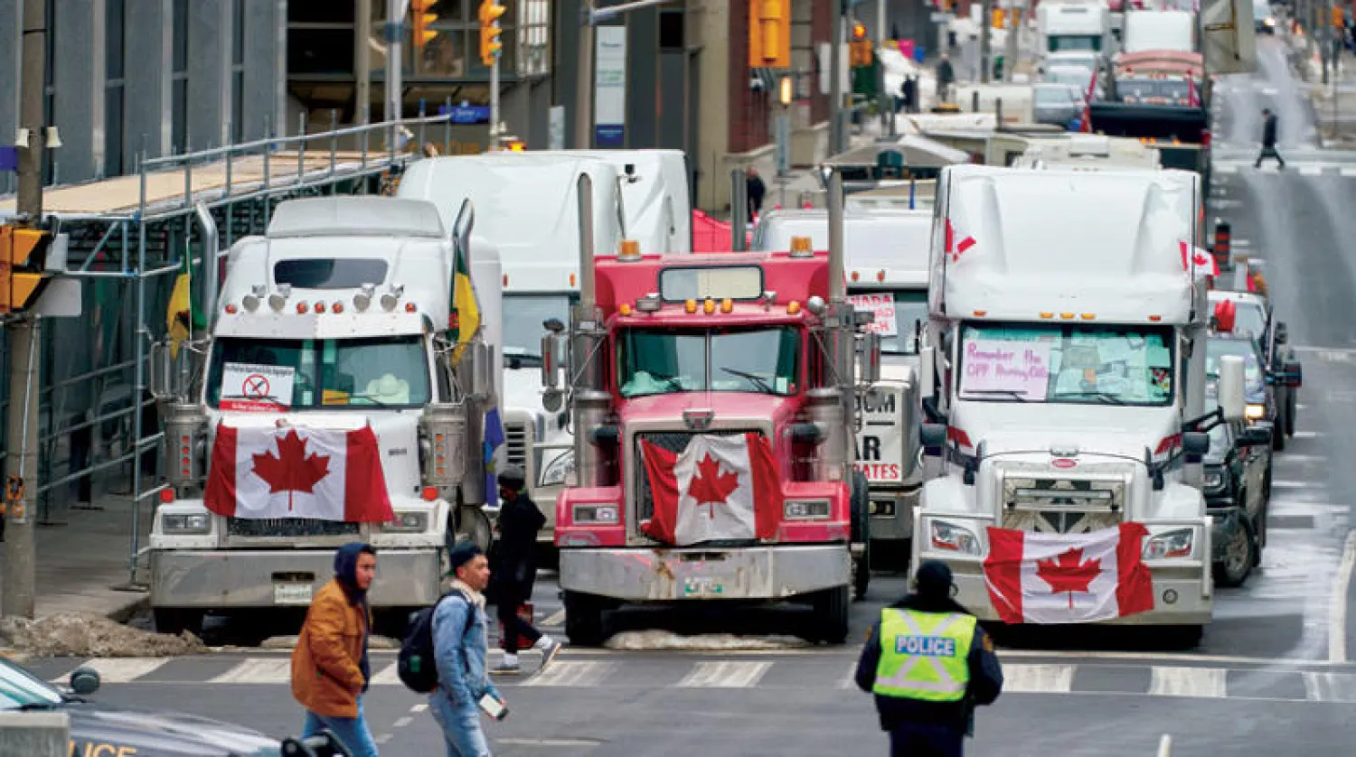 شاحنات تشل الحركة احتجاجاً على إجراءات كورونا وسط أوتاوا أمس (إ.ب.أ)