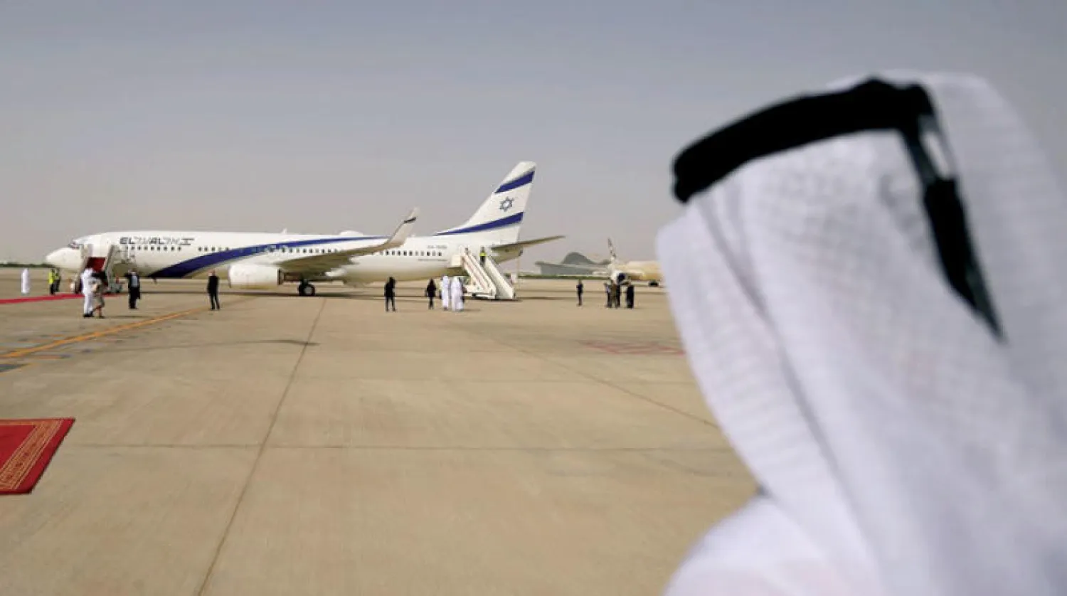 طائرة «العال» تقل وفداً أميركياً-إسرائيلياً لدى وصولها إلى مطار أبوظبي أغسطس 2020 (أ.ف.ب)