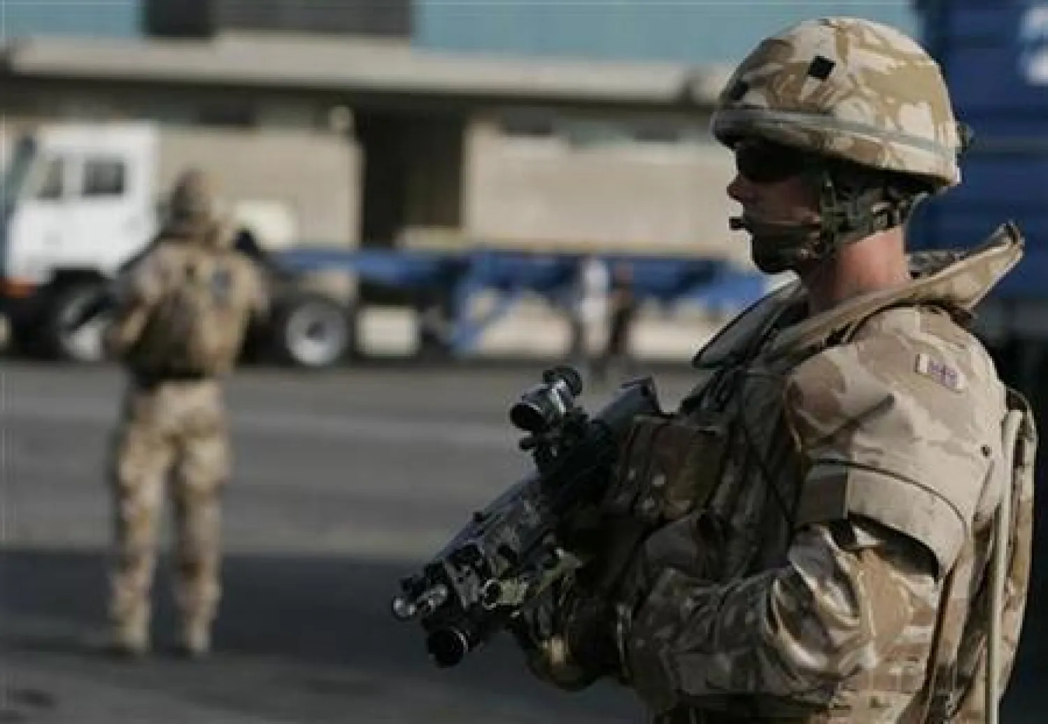 سيتم خلال العطلة الأسبوعية الحالية سحب كل الجنود البريطانيين الذين شاركوا في مهمة لتدريب أوكرانيين (رويترز)