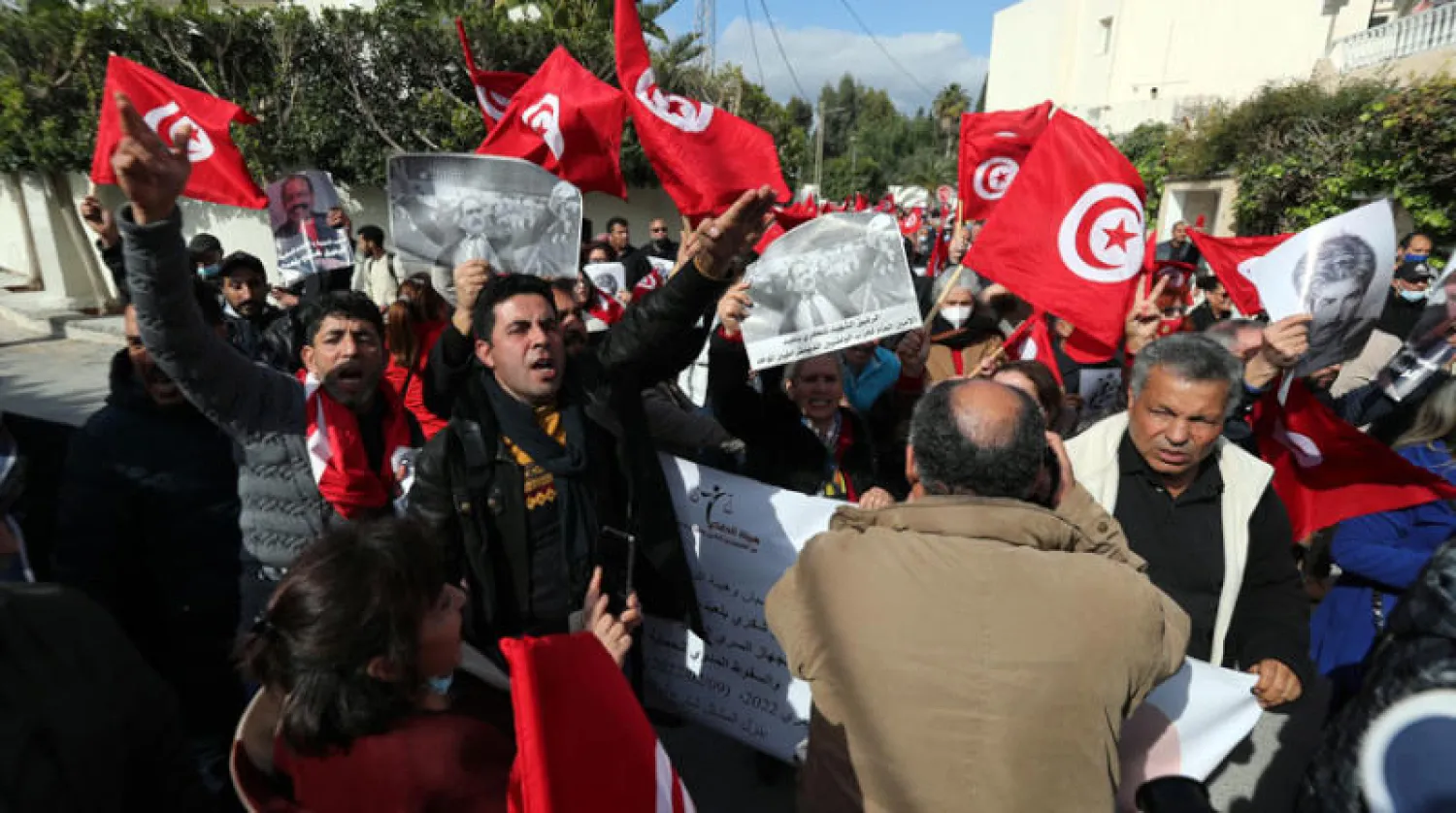 جانب من الاحتجاجات التي نظمها مناهضون للغنوشي أمام مقر إقامته أمس (إ.ب.أ)