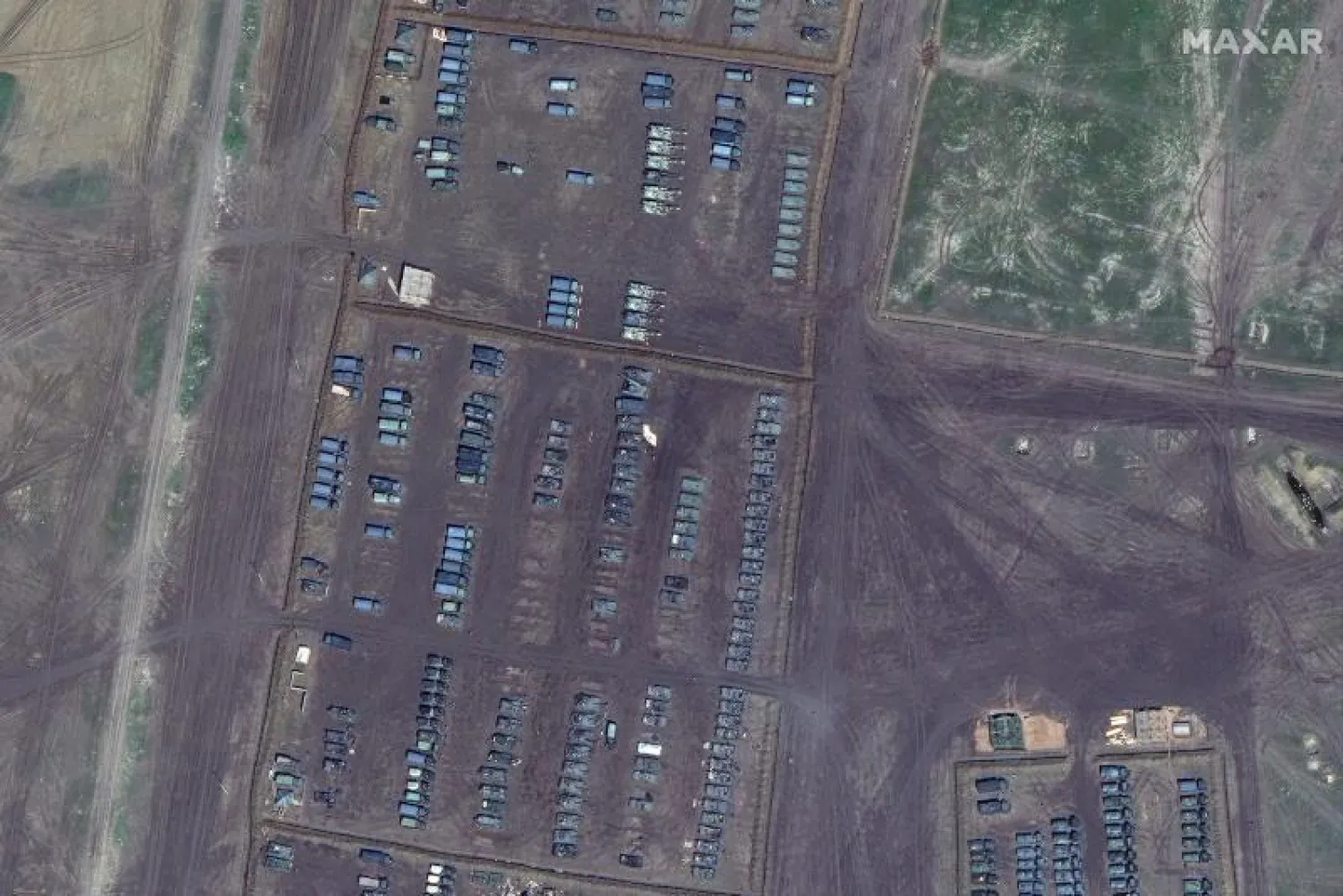 صورة بالأقمار الصناعية تُظهر حشداً عسكرياً روسياً قرب الحدود مع أوكرانيا (رويترز)