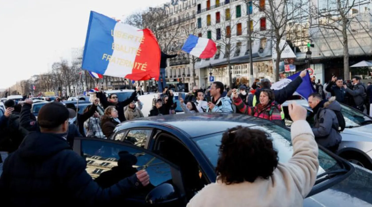Dün Paris’te sağlık pasaportuna karşı bir gösteriye katılan protestocular (Reuters)