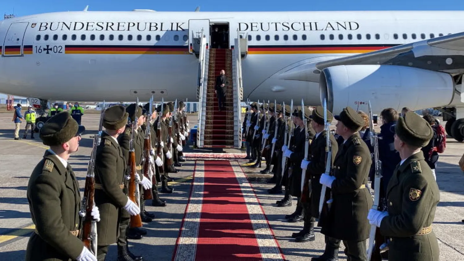 المستشار الألماني أولاف شولتس لحظة وصوله إلى كييف (رويترز)