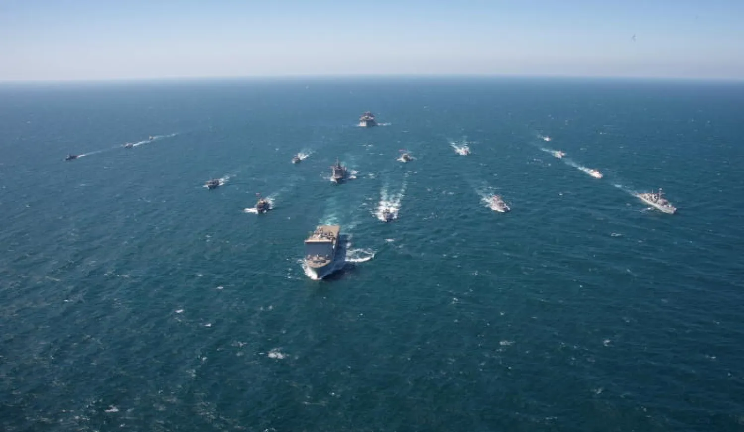 سفن حربية تابعة للدول المشاركة في المناورات الدولية ببحر العرب (رويترز)