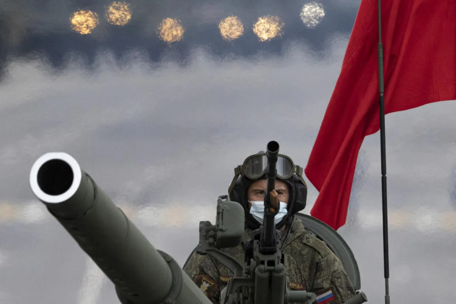 جندي روسي يقف فوق مدرعة في موسكو في خضم غزو محتمل لأوكرانيا (أ.ب)