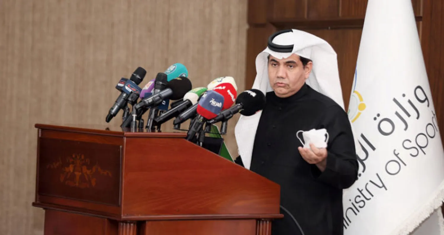 رجاء الله السلمي مساعد وزير الرياضة خلال المؤتمر الصحافي أمس للجنة الكفاءة المالية (تصوير: صالح الغنام)