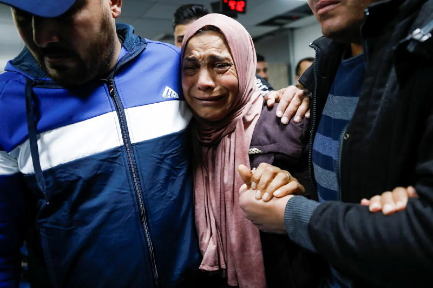 والدة الشاب الذي سقط برصاص الجيش الإسرائيلي (رويترز)