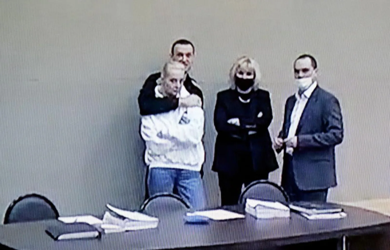 أليكسي نافالني وزوجته يوليا والمحامية أولغا ميخايلوفا وفاديم كوبزيف خلال جلسة المحاكمة  (رويترز)