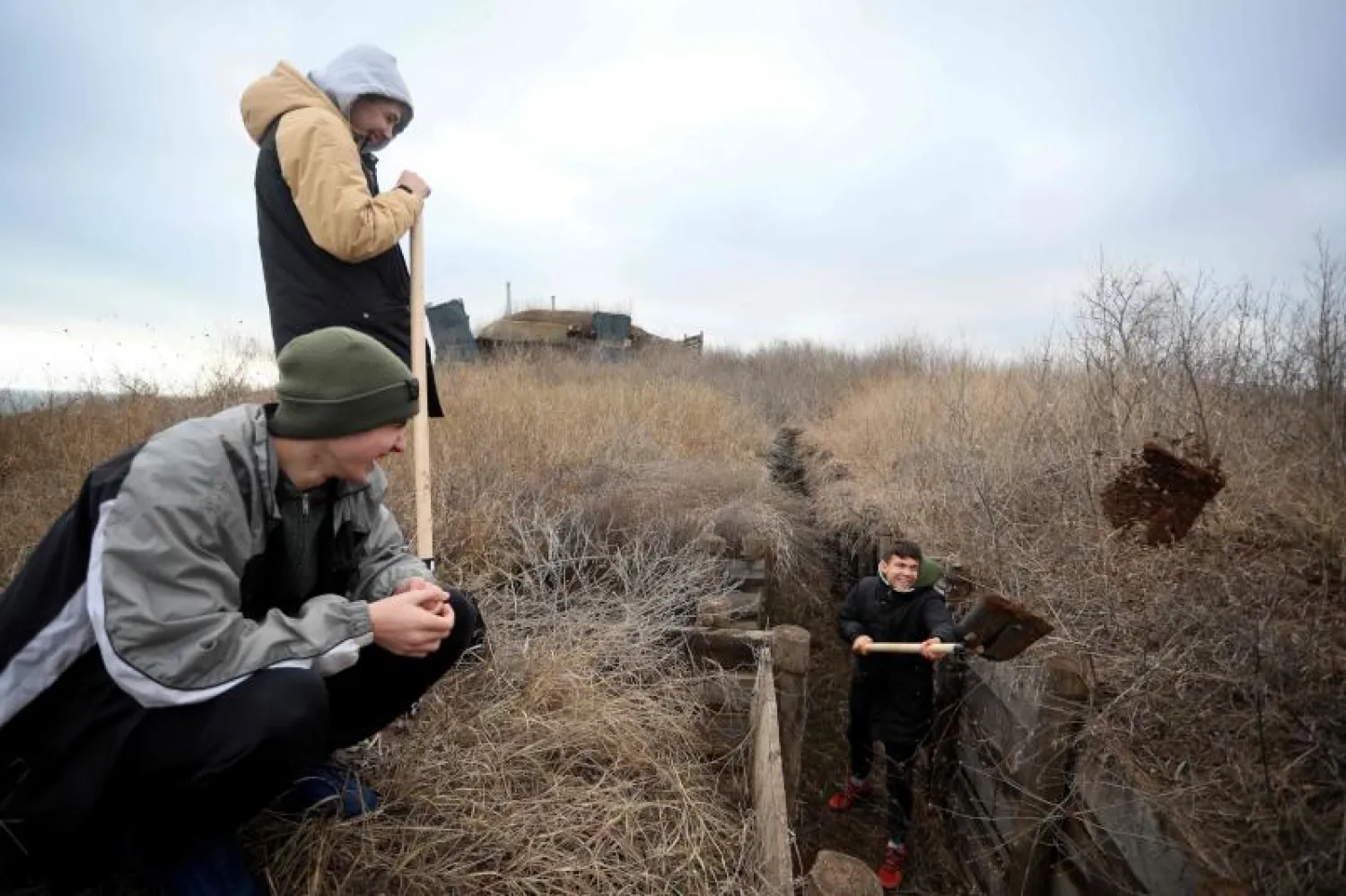 أوكرانيون يحفرون خنادق للجنود الذين يخدمون في الجبهة الشرقية لبلادهم بالقرب من قرية تشيرفوني بشرق أوكرانيا (ا.ف.ب)