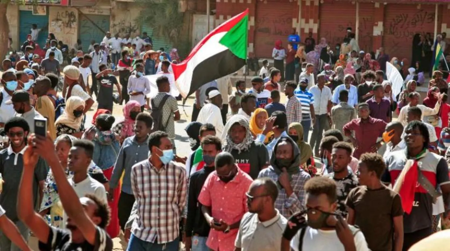 Sudanlı göstericiler, başkent Hartum'da sivil yönetim çağrısında bulunan ve askeri yönetimi kınayan bir gösteri sırasında (AFP)