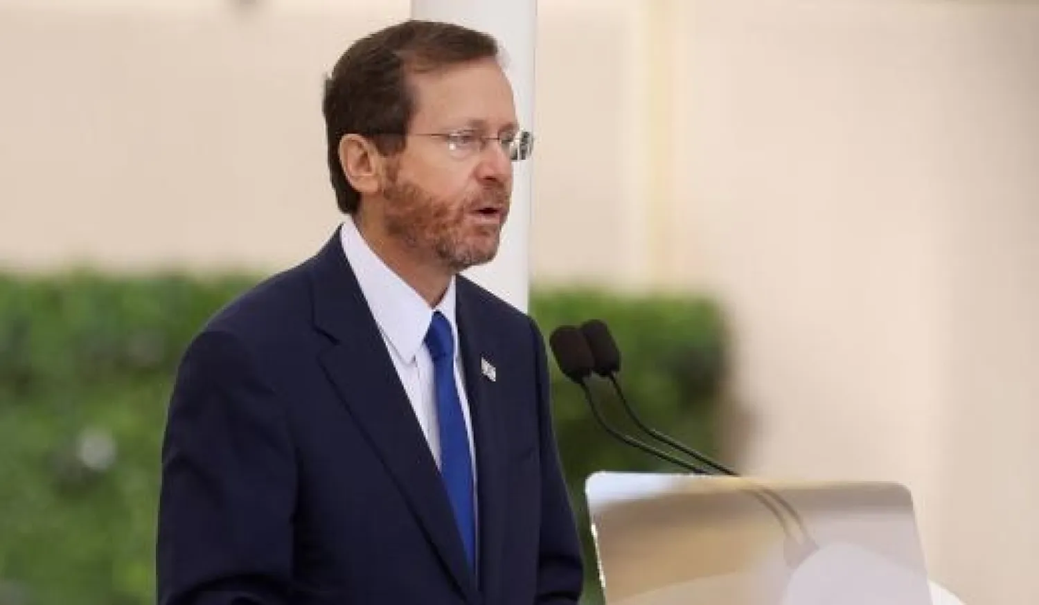 تهدف الزيارة إلى إجراء مباحثات حول العلاقات بين البلدين (أ.ف.ب)