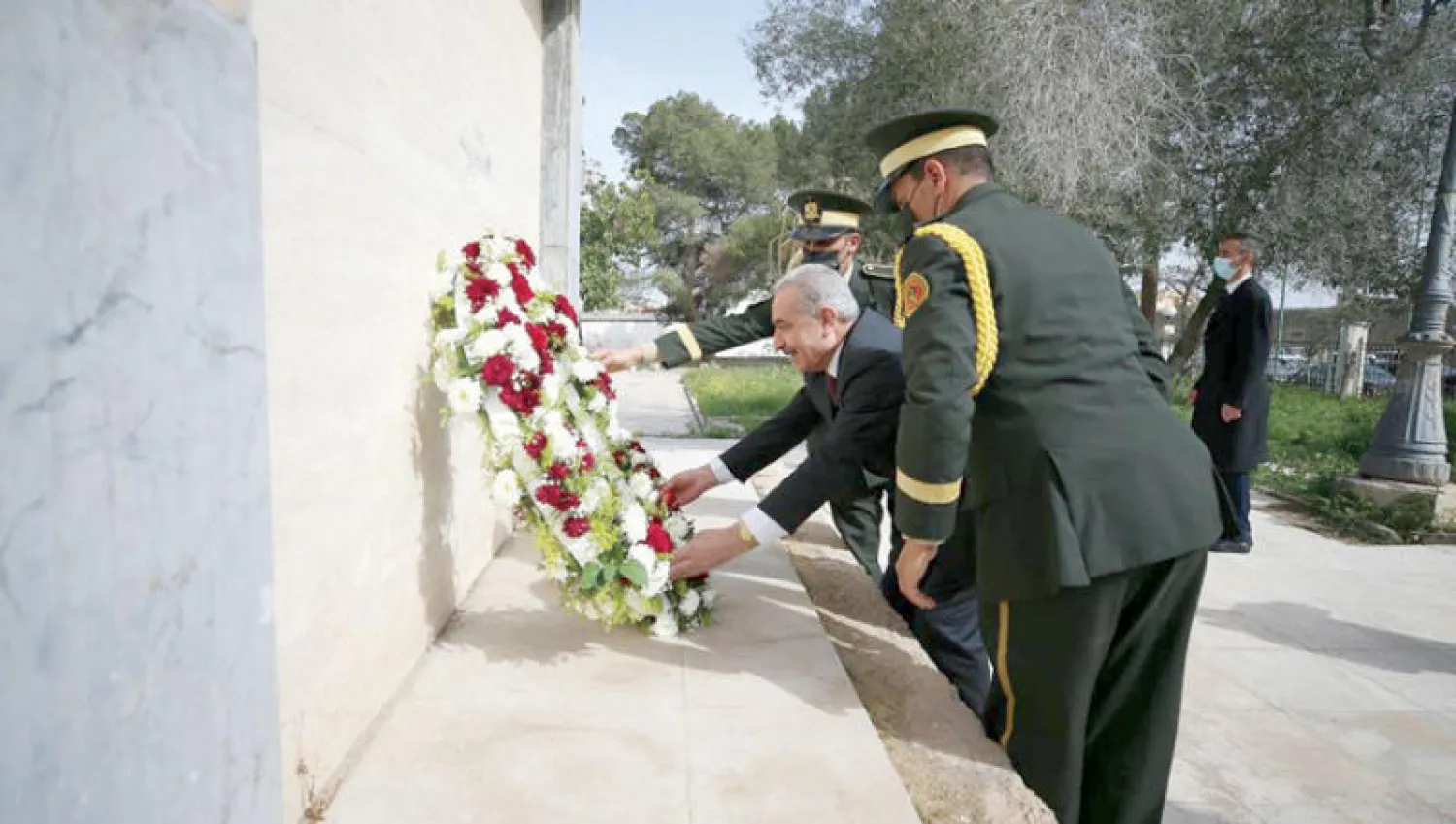 رئيس الوزراء محمد أشتية يضع إكليلاً من الزهور على النصب التذكاري لشهداء الاستعمار الإيطالي لليبيا في طرابلس (وفا)