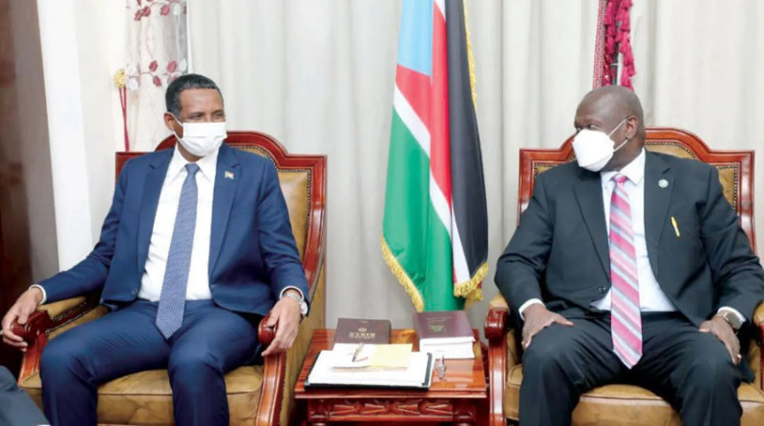 الفريق محمد حمدان دقلو (حميدتي) خلال لقائه نائب رئيس جمهورية جنوب السودان رياك مشار أمس (سونا)