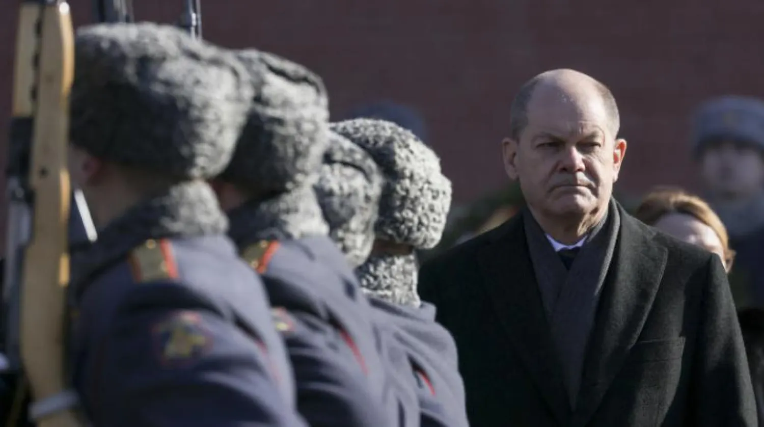 Almanya Başbakanı Olaf Scholz, Moskova'daki Kremlin Duvarı'ndaki Meçhul Asker Anıtı'na çelenk koyma törenine katıldı (AP)