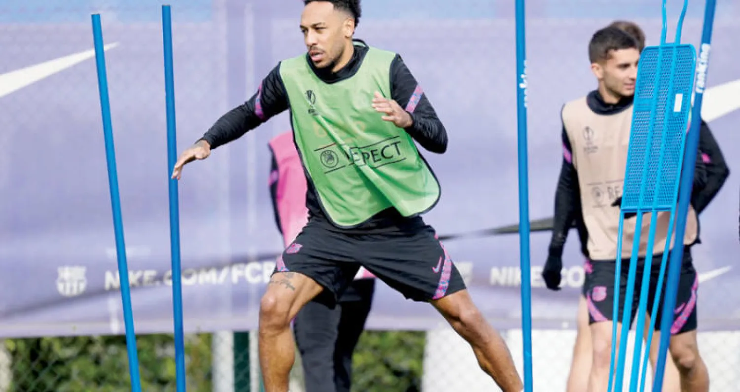 أوباميانغ يأمل أن ينال رضا جماهير برشلونة في مواجهة نابولي المهمة (إ.ب.أ)