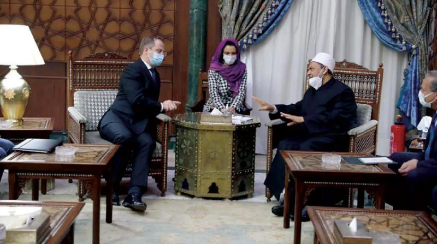 شيخ الأزهر وسفير بريطانيا في القاهرة أمس (مشيخة الأزهر)