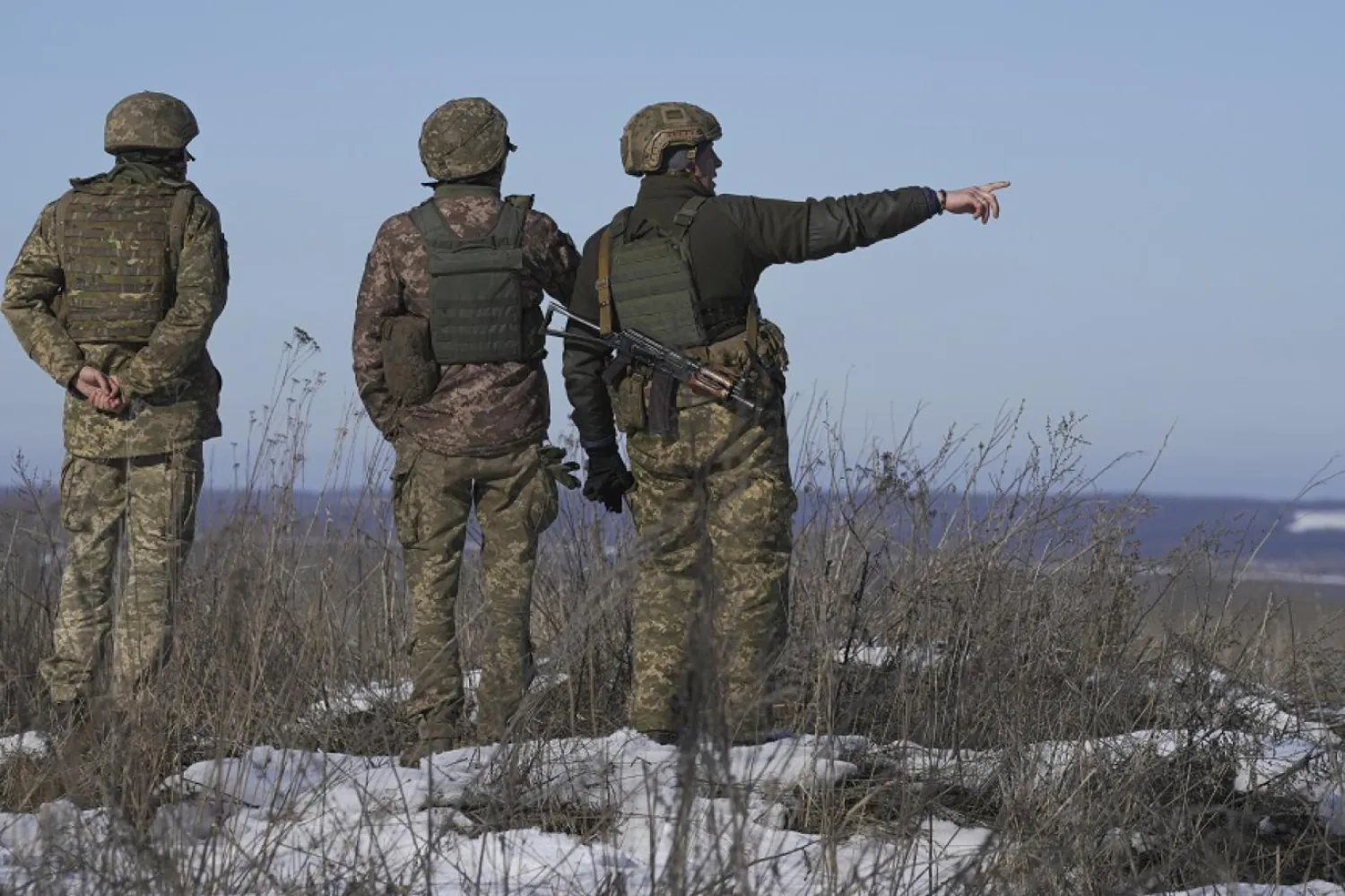Luhansk bölgesindeki Ukrayna askerleri olası bir çatışmaya karşı teyakkuzda. (AP)