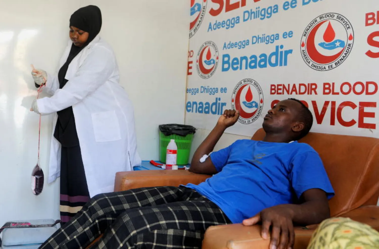 متبرع داخل «بنادر للدم» في مقديشو (رويترز)
