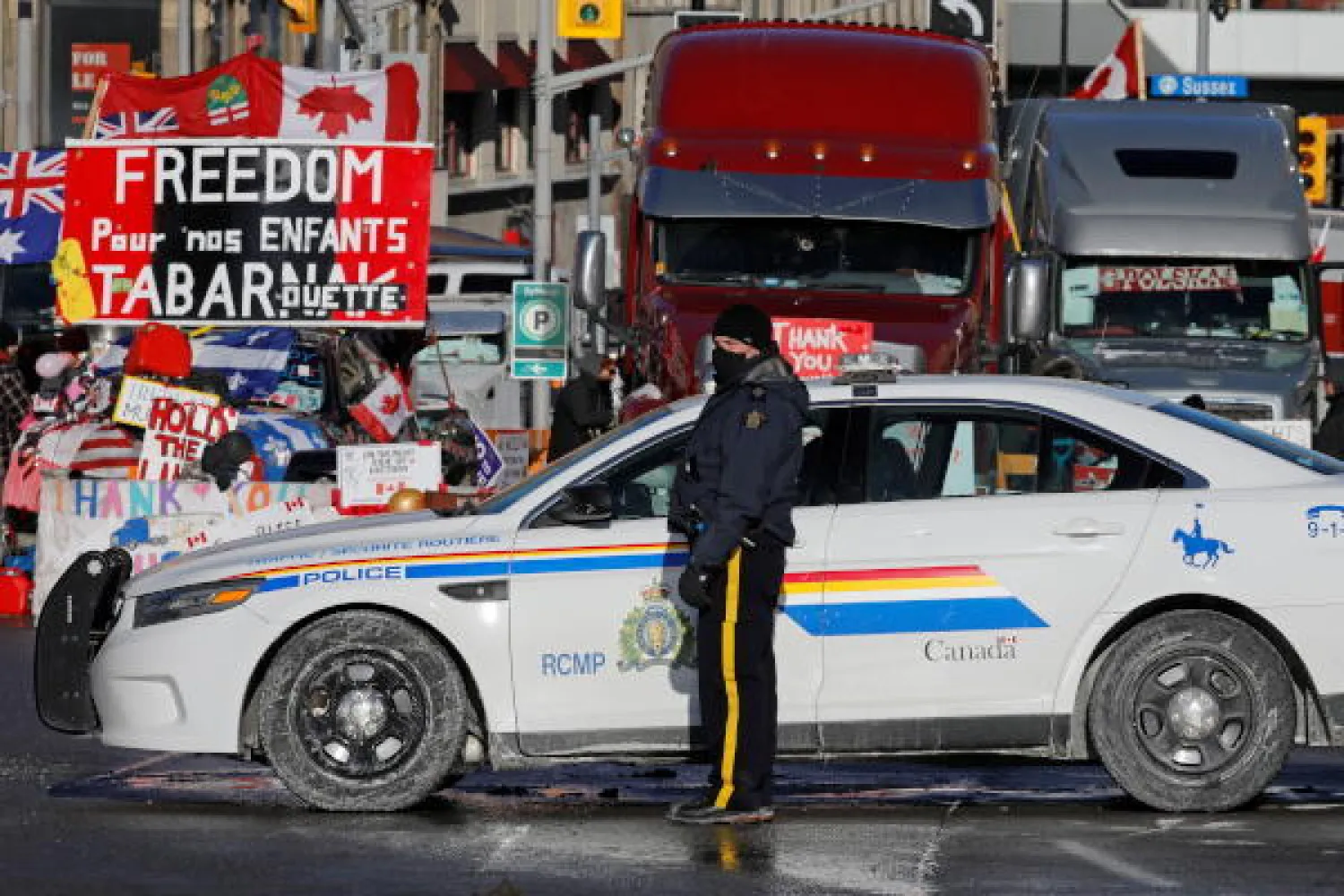 احتجاجات أمام مبنى مجلس الشيوخ في العاصمة الكندية ضد قيود كورونا (رويترز)