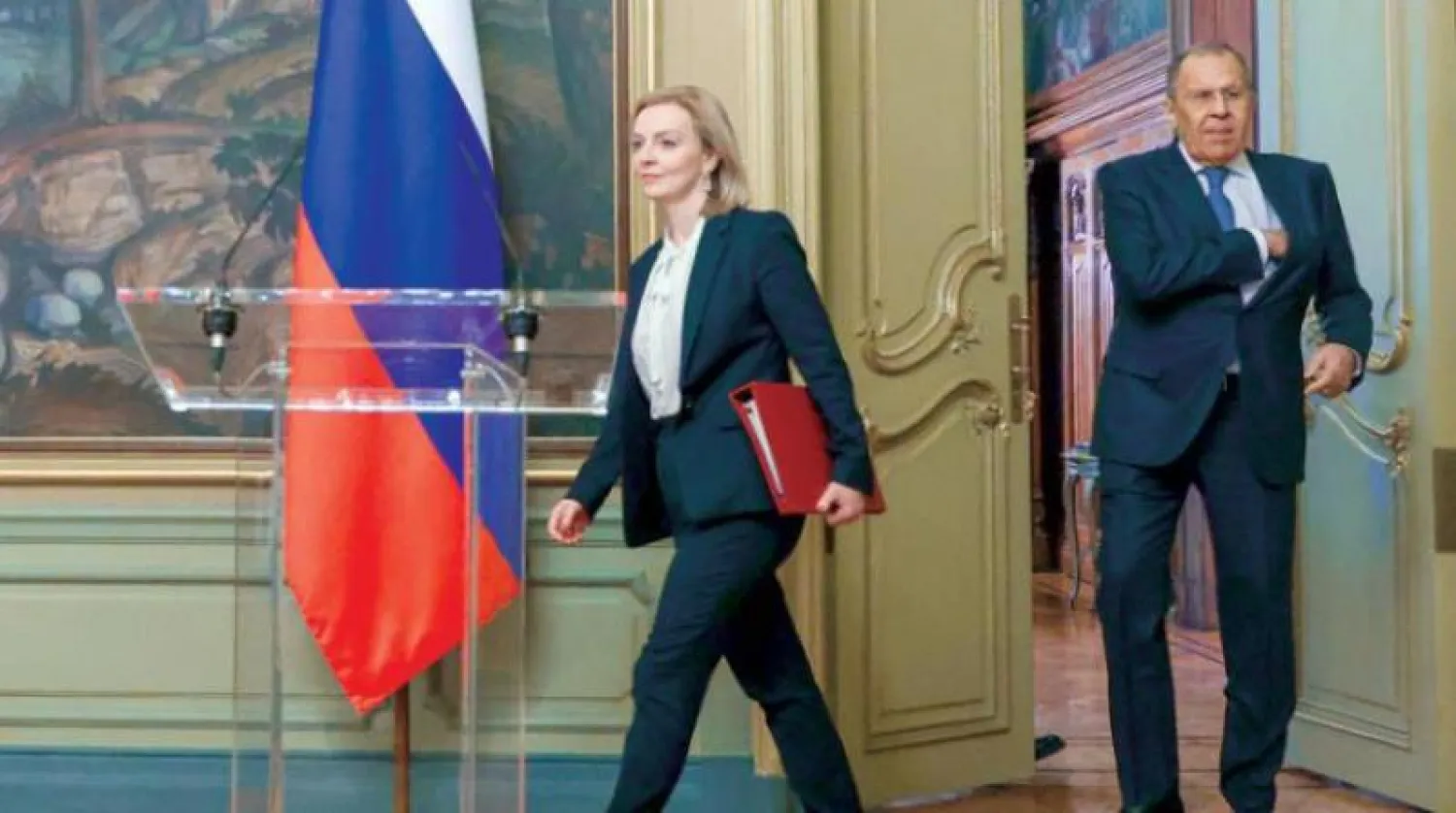 محادثات سابقة في موسكو بين وزيرة الخارجية البريطانية ليز تراس ونظيرها سيرغي لافروف (أ.ب)