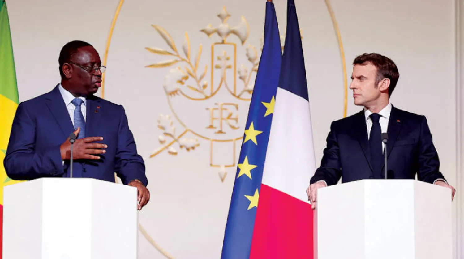 الرئيسان الفرنسي إيمانويل ماكرون والسنغالي ماكي سال خلال مؤتمرهما الصحافي المشترك بقصر الإليزيه حول مستقبل القوات الفرنسية بمنطقة الساحل أمس (رويترز)