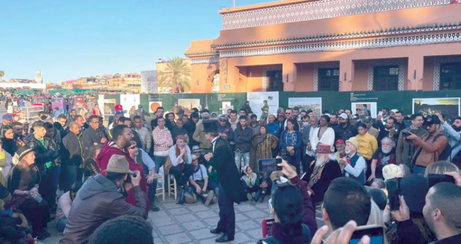 السفير سايمون مارتن متقمصاً دور الحكواتي في مراكش