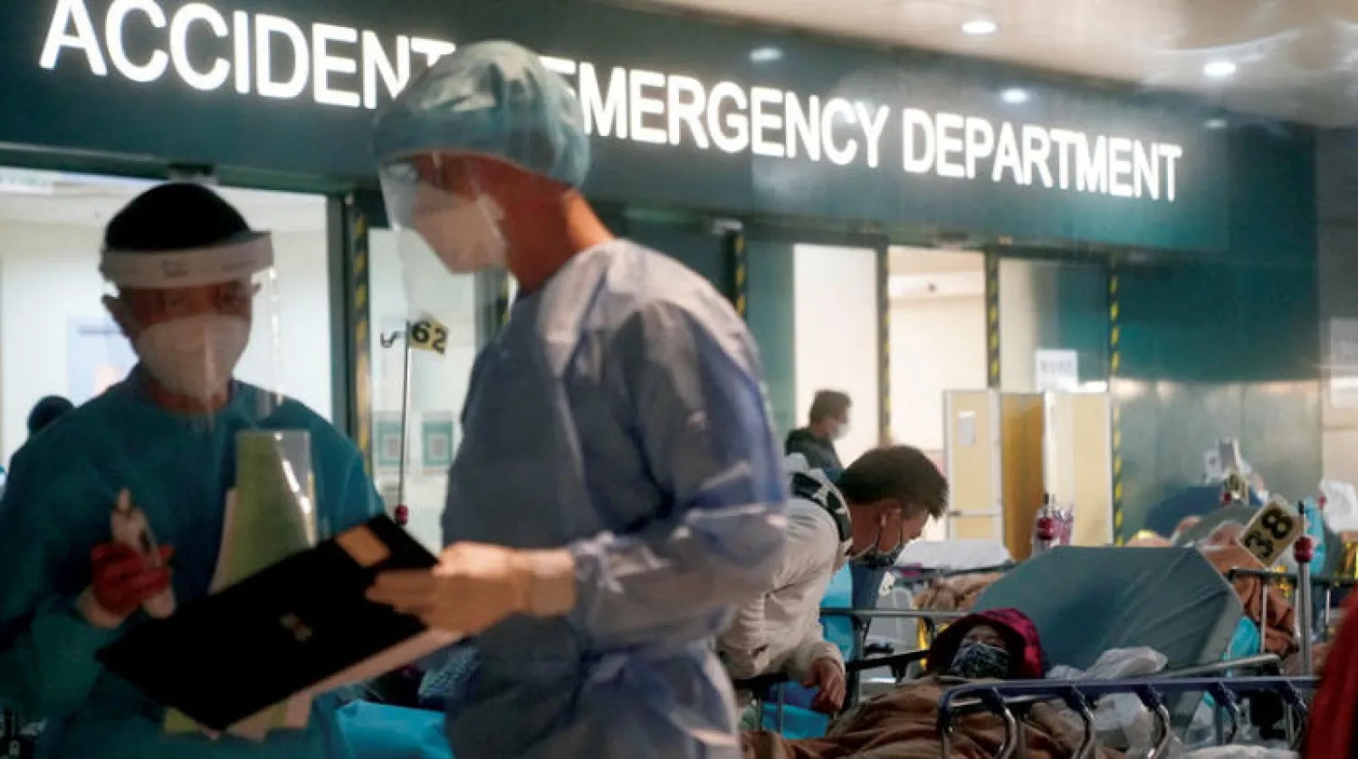 مصاب بـ{كورونا» يتلقى علاجاً خارج مستشفى في هونغ كونغ أمس (رويترز)