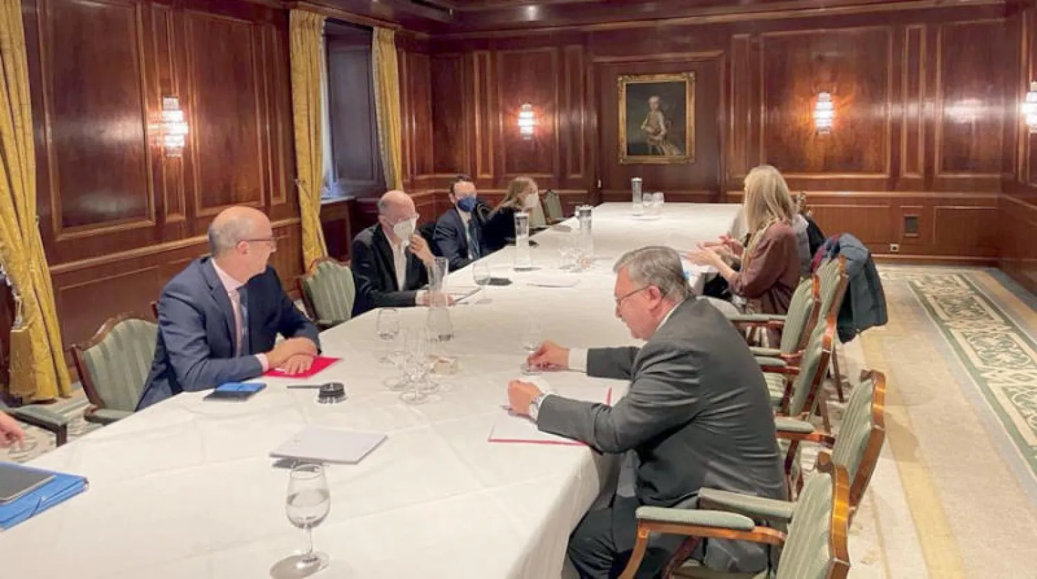 صورة نشرها أوليانوف على «تويتر» لمشاورات تجمع أطراف الاتفاق النووي من دون حضور الوفد الإيراني في فيينا أول من أمس