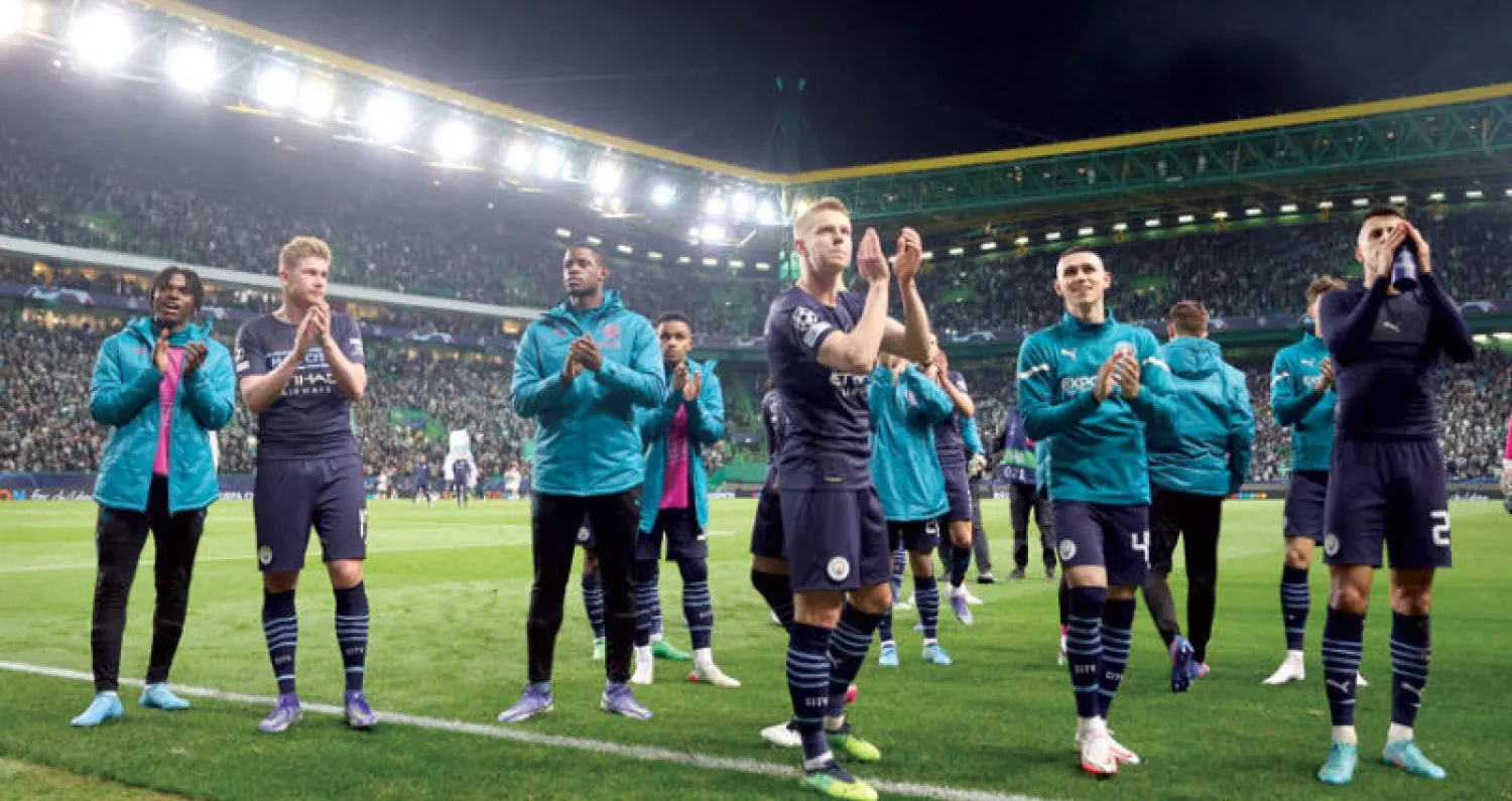 لاعبو سيتي يشاركون جماهيرهم فرحة وضع قدم في ربع نهائي دوري الأبطال (رويترز)