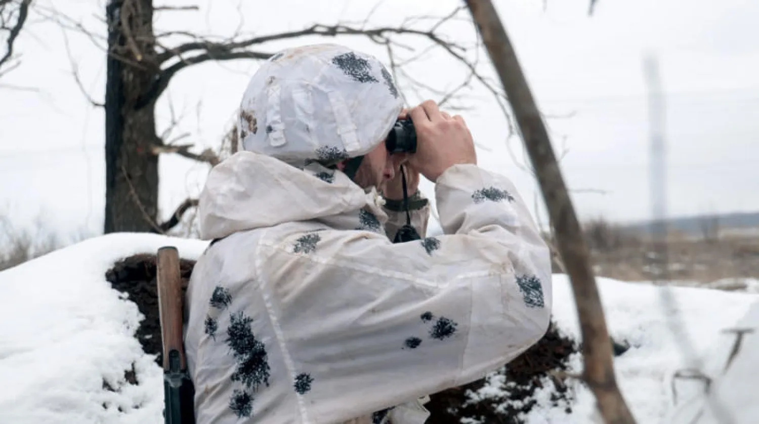 قوات أوكرانية متمركزة قرب خط التّماس في دونباس... وزادت الولايات المتحدة في الأسابيع الأخيرة من إمداد أوكرانيا بالأسلحة ونشرت آلاف العسكريين الإضافيين في أوروبا الشرقية (إ.ب.أ)