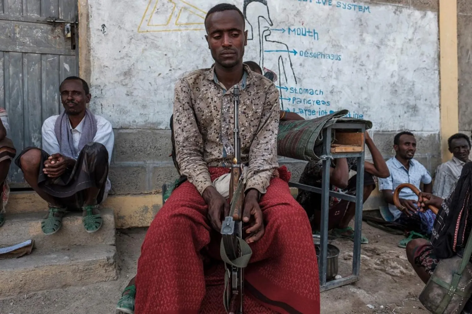 Tigray Halk Kurtuluş Cephesi (TPLF) Addis Ababa'yı bölgeyi kuşatmak,  iletişim ve bankacılık gibi kamu hizmetlerinin çalışmalarını askıya almakla suçladı. (AFP)
