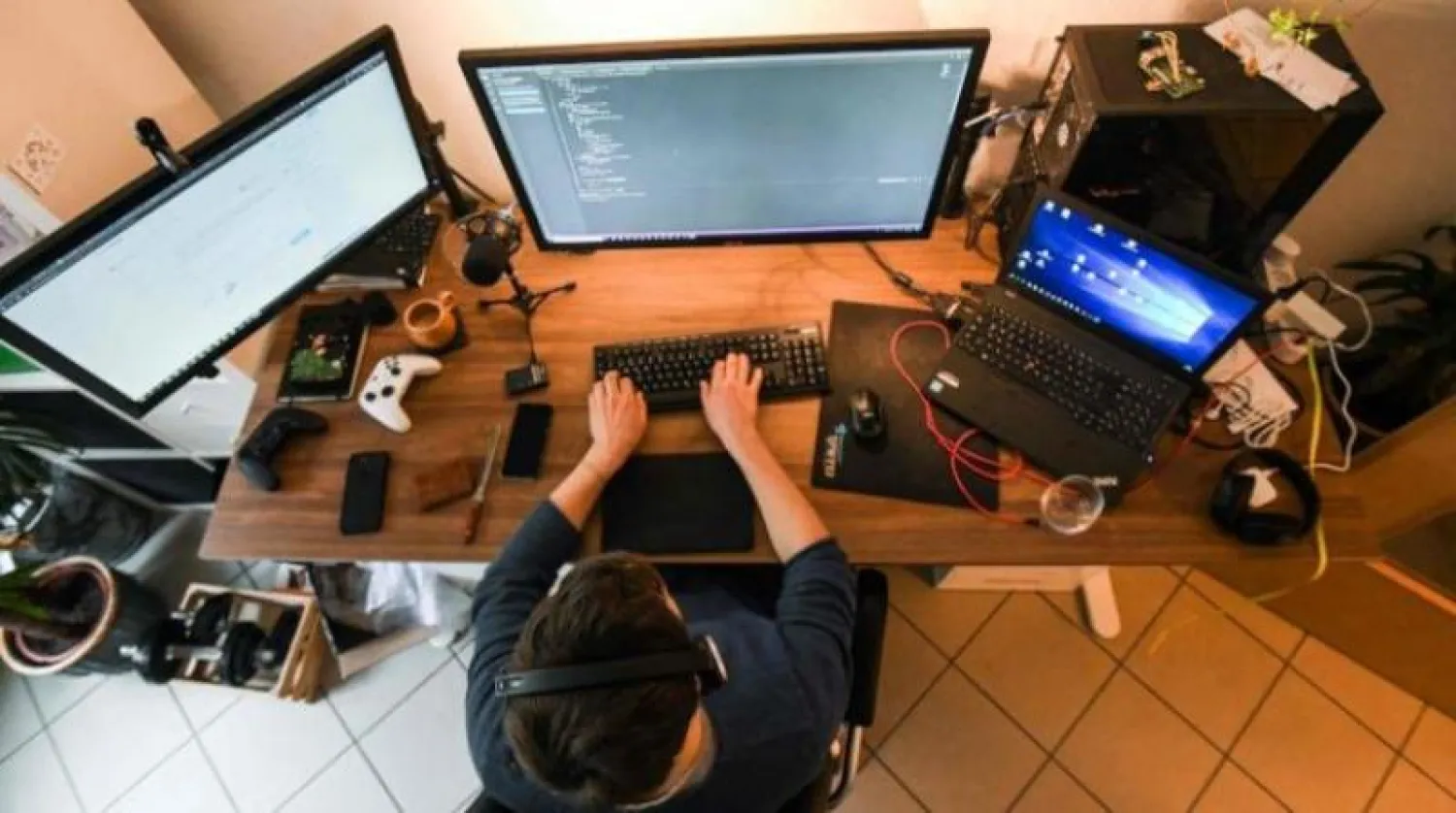 موظف يعمل من منزله وسط تفشي فيروس كورونا في ألمانيا (أرشيفية-أ.ف.ب)