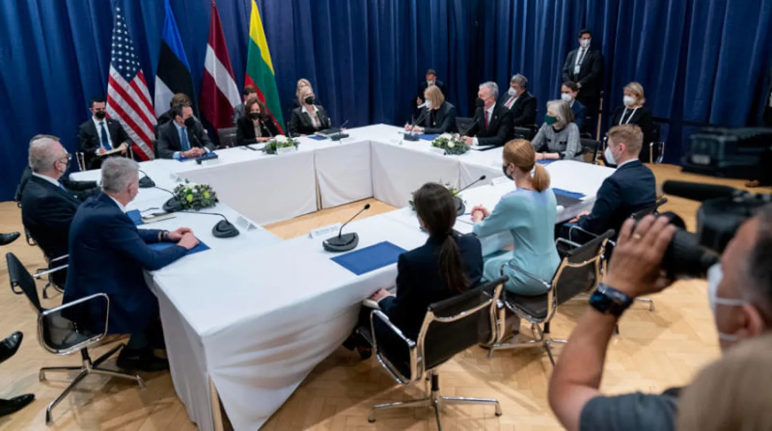 نائبة الرئيس الأميركي كامالا هاريس تتحدث أمس خلال لقاء مع قادة إستونيا ولاتفيا وليتوانيا على هامش مؤتمر ميونيخ للأمن الذي تصدرته التهديدات الروسية لأوكرانيا (أ.ب)