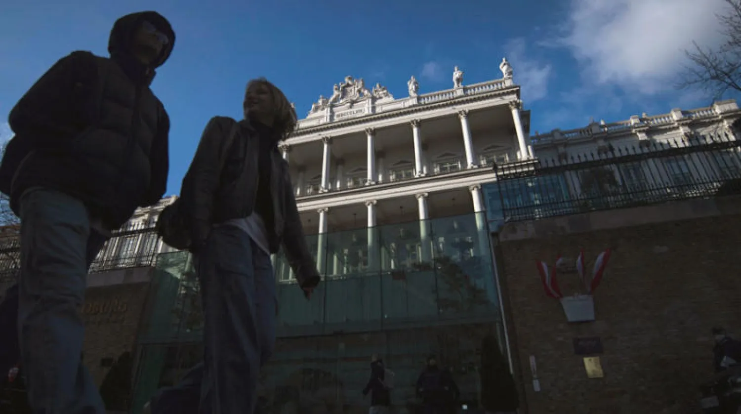 عابران يمران بالقرب من قصر كوبورغ الذي يستضيف محادثات مغلقة حول النووي الإيراني في فيينا ديسمبر الماضي (أ.ب)