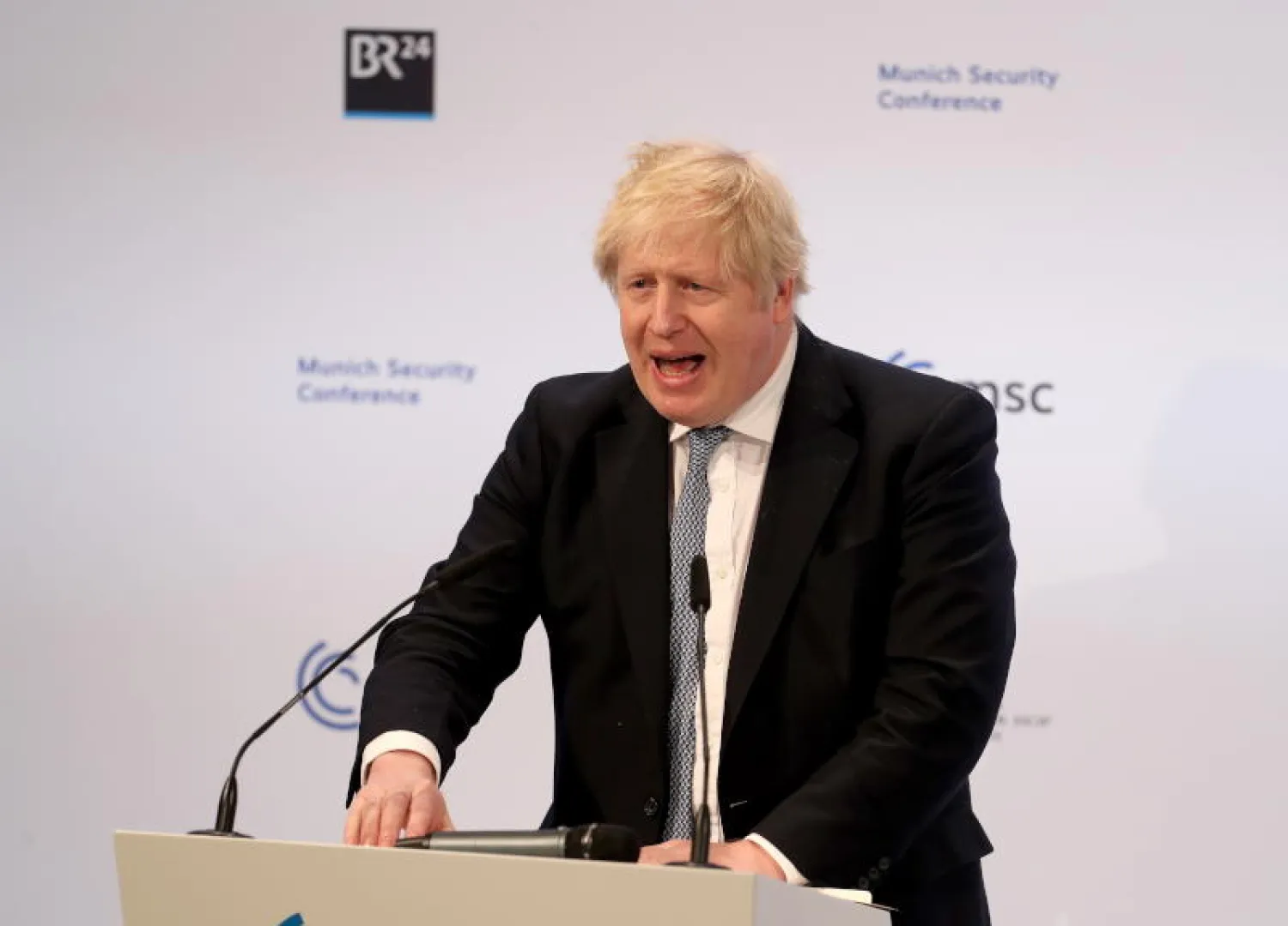 رئيس الوزراء البريطاني بوريس جونسون يتحدث في مؤتمر ميونيخ (إ.ب.أ)