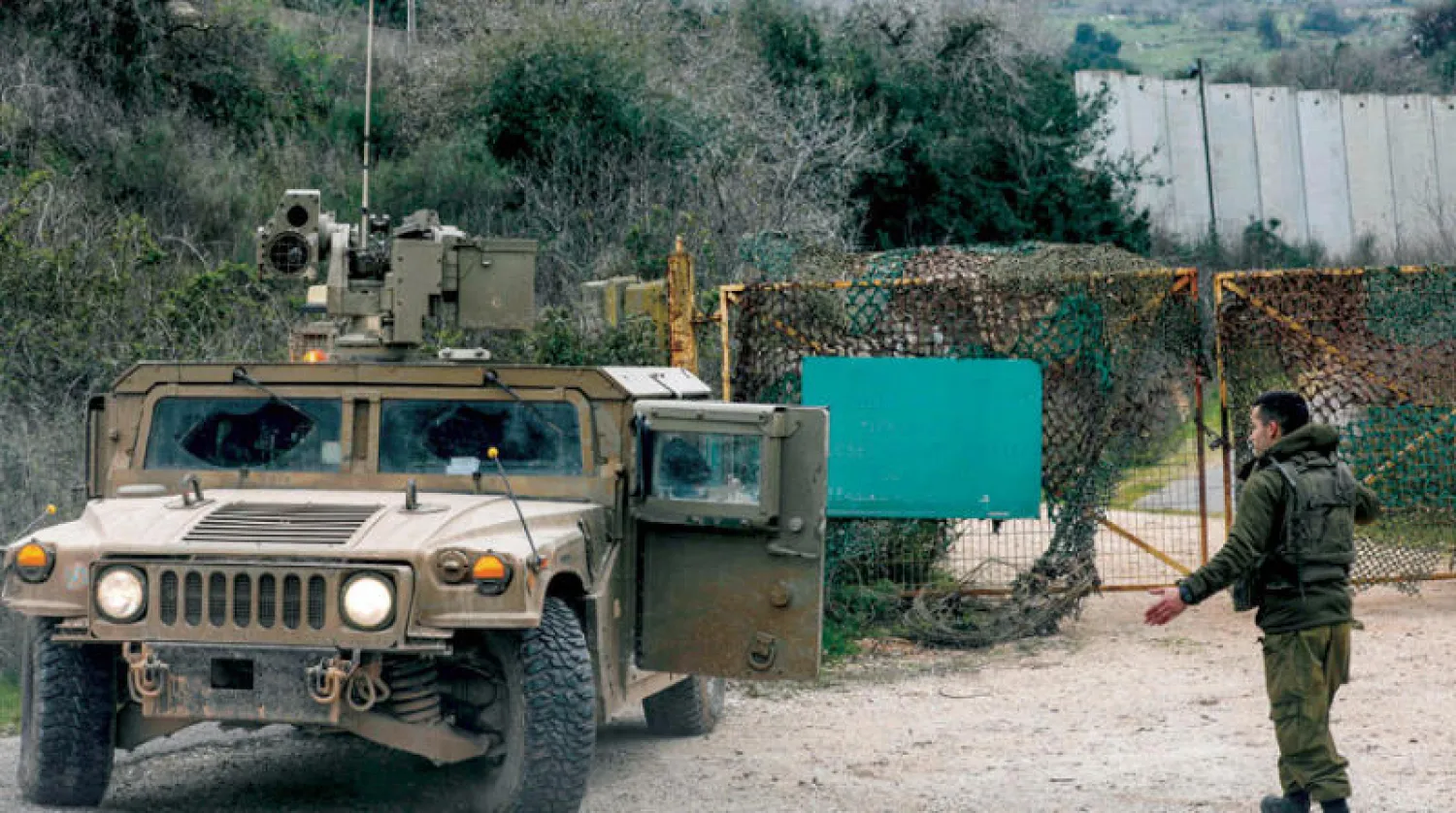 جندي إسرائيلي خلال قيامه بدورية على الحدود مع لبنان أمس (أ.ف.ب)