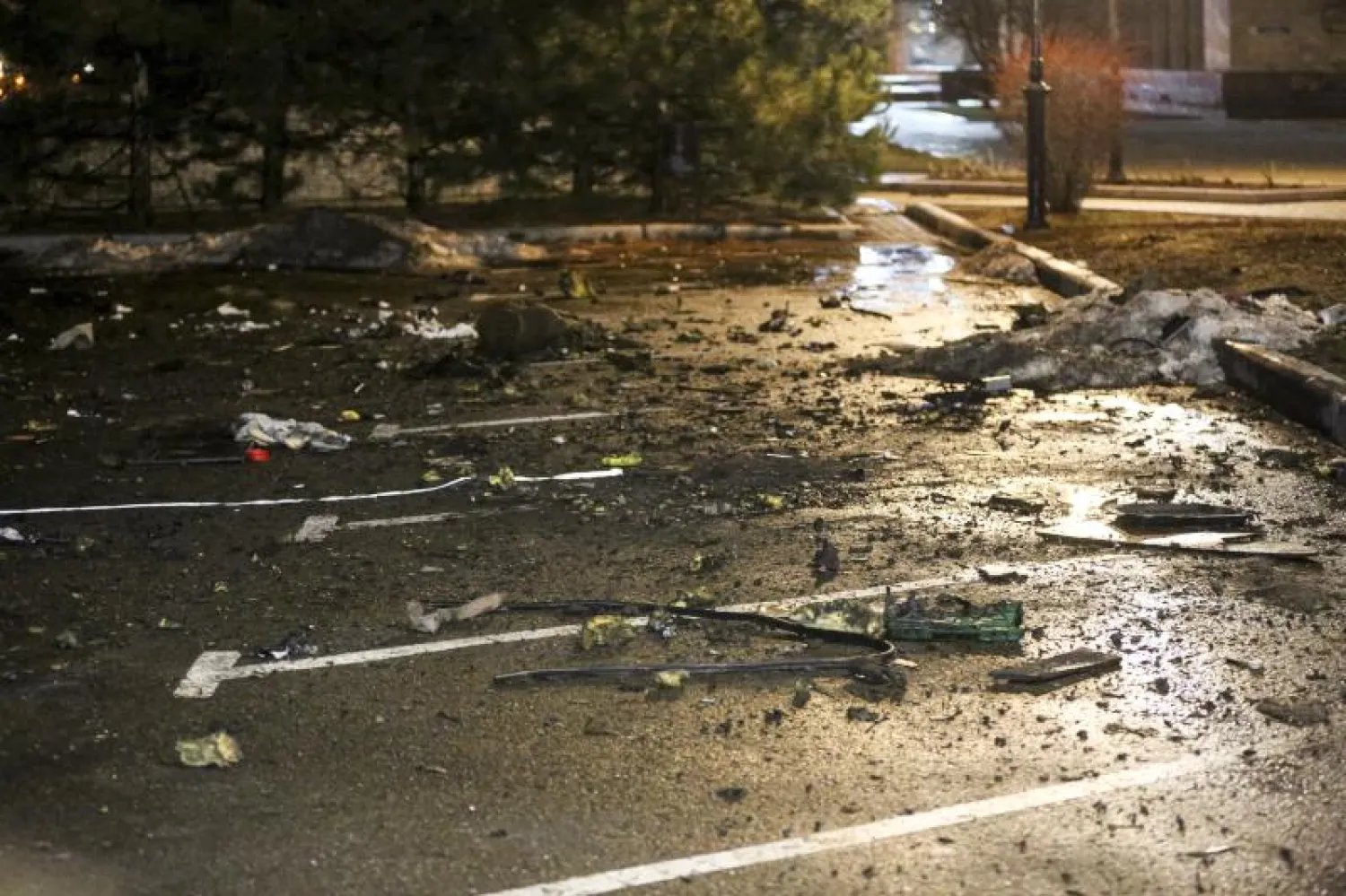 قطع متناثرة من سيارة انفجرت في دونيتسك (أ.ب)