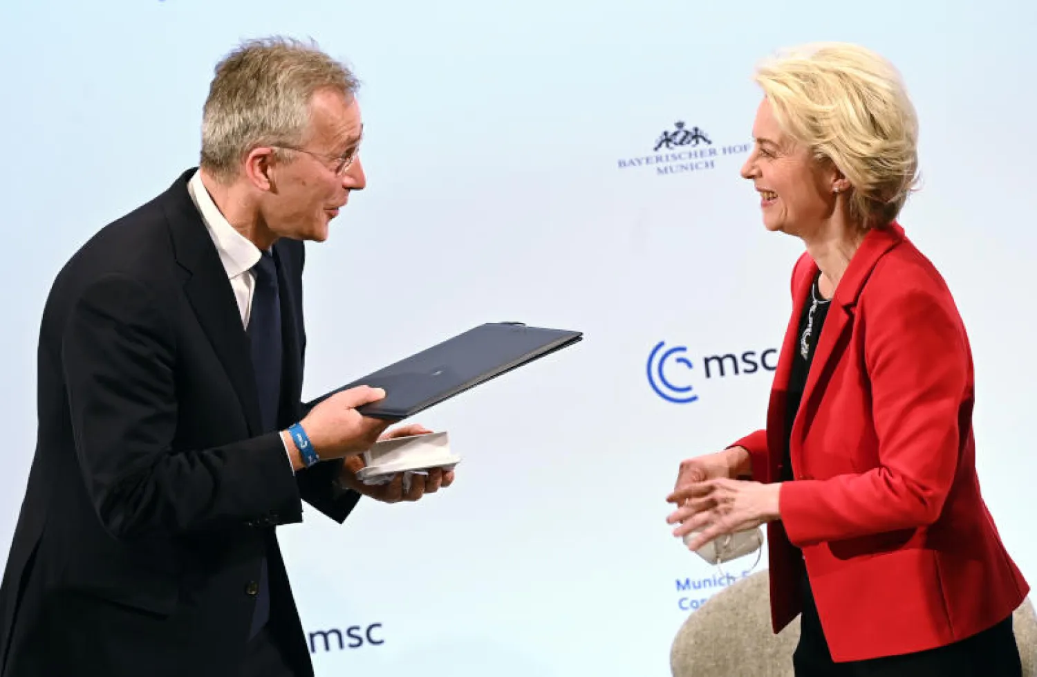 الأمين العام لحلف شمال الأطلسي ينس ستولتنبرغ يتسلم جائزة «إيفالد فون كلايست» من رئيسة المفوضية الأوروبية أورسولا فون در لاين (د.ب.أ)