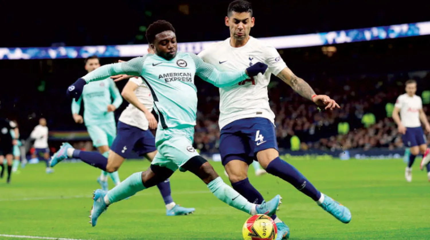 كريستيان روميرو (يمين) في مواجهة برايتون بكأس إنجلترا (رويترز)