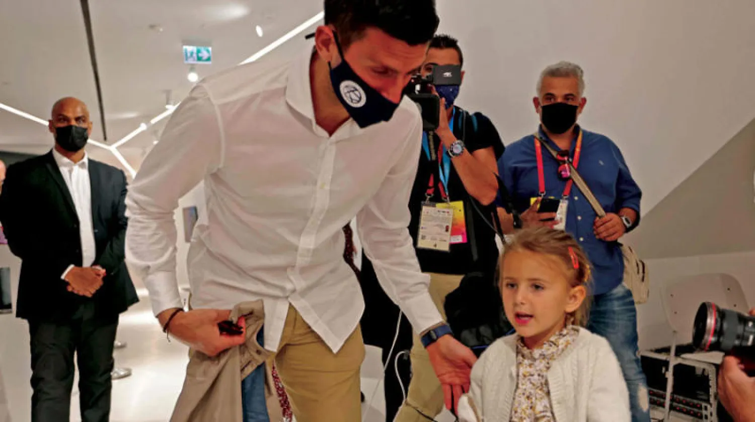 ديوكوفيتش يتحدث إلى ابنته خلال زيارته معرض إكسبو دبي 2022 (أ.ف.ب)
