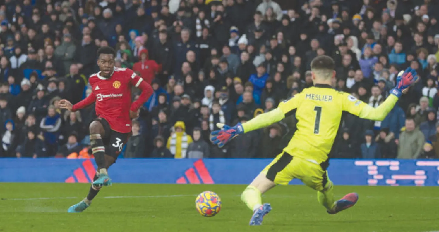 إيلانغا يسجل رابع أهداف يونايتد في مرمى ليدز (رويترز)