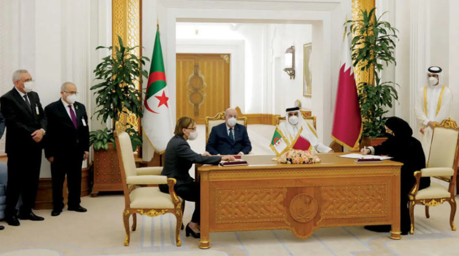 الشيخ تميم وتبون أثناء التوقيع على اتفاقية ومذكرتي تفاهم أمس (قنا)