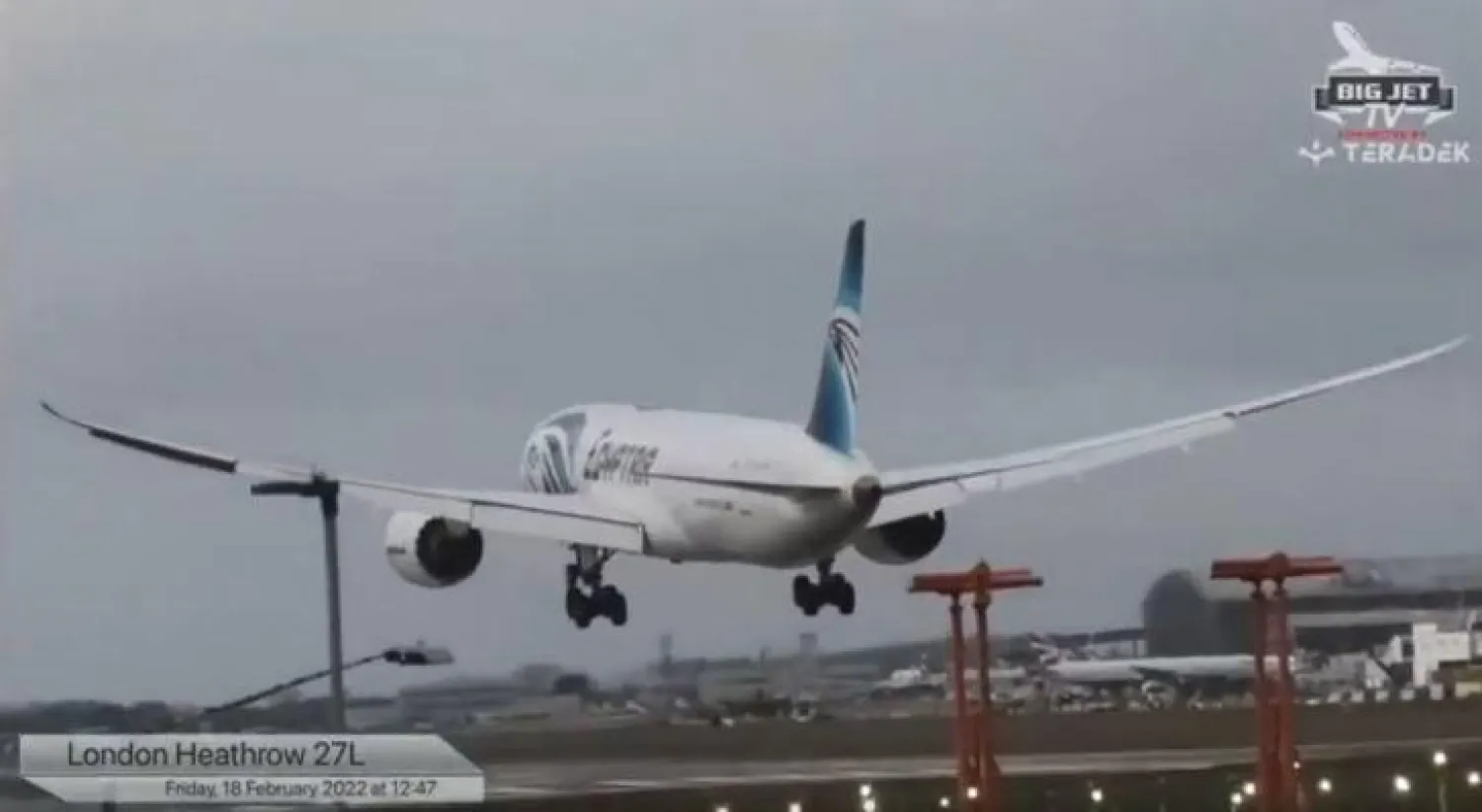 صورة من مقطع مصور لهبوط طائرة مصر للطيران بمطار هيثرو(مصر للطيران)