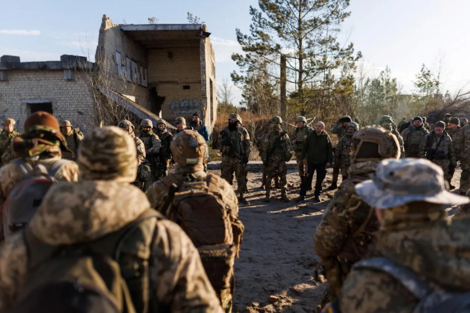 جنود الاحتياط يشاركون أمس في تدريب تكتيكي ومهارات قتالية فردية أجراها الدفاع الإقليمي للعاصمة في كييف (رويترز)